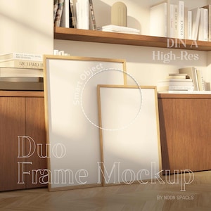 Peut inclure: Deux cadres photo en bois, l'un plus grand que l'autre, sont appuyés contre un meuble en bois. Les cadres sont vides et ont une finition en bois clair. Le meuble est en bois foncé et a un dessus en bois clair. Les cadres sont sur un sol en bois avec un motif en chevrons.