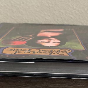 K&ouml;nnte beinhalten: Ein Set aus drei Keramikvasen in verschiedenen H&ouml;hen und Formen. Die Vasen sind mit einer matten wei&szlig;en Oberfl&auml;che glasiert und bieten eine minimalistische &Auml;sthetik. Die h&ouml;chste Vase ist etwa 25 cm hoch.