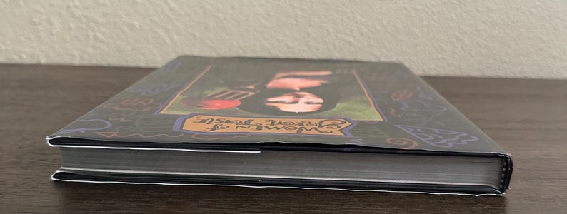 K&ouml;nnte beinhalten: Ein Set aus drei Keramikvasen in verschiedenen H&ouml;hen und Formen. Die Vasen sind mit einer matten wei&szlig;en Oberfl&auml;che glasiert und bieten eine minimalistische &Auml;sthetik. Die h&ouml;chste Vase ist etwa 25 cm hoch.