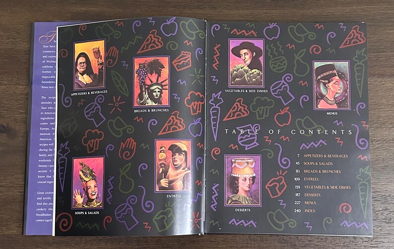 K&ouml;nnte beinhalten: Aufgeschlagene Kochbuchseite mit schwarzem Hintergrund, Illustrationen und Text. Das "Inhaltsverzeichnis" listet Kategorien wie Vorspeisen, Suppen, Vorspeisen und Desserts auf. Dekorative, essensbezogene Symbole umgeben Text und Bilder.