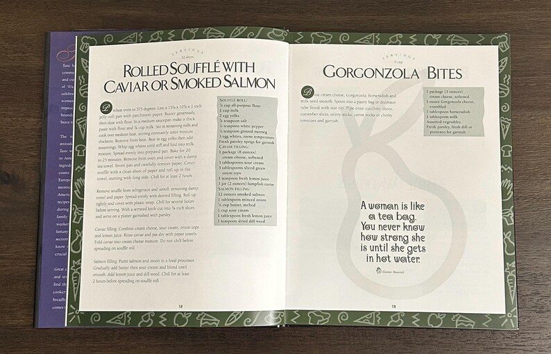 K&ouml;nnte beinhalten: Offene Kochbuchseiten mit Rezepten f&uuml;r gerollte Souffl&eacute;s mit Kaviar oder R&auml;ucherlachs und Gorgonzola-H&auml;ppchen. Die Seiten haben einen gr&uuml;nen Rand mit Illustrationen. Ein Zitat lautet: &bdquo;Eine Frau ist wie ein Teebeutel. Man wei&szlig; nie, wie stark sie ist, bis sie ins hei&szlig;e Wasser kommt.&ldquo;