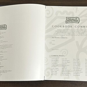 K&ouml;nnte beinhalten: Rustikales Holzschild mit dem Text "Welcome to our home" in wei&szlig;er Schrift. Das Schild hat eine Used-Optik und ein schlichtes, einladendes Design f&uuml;r den Eingangsbereich.