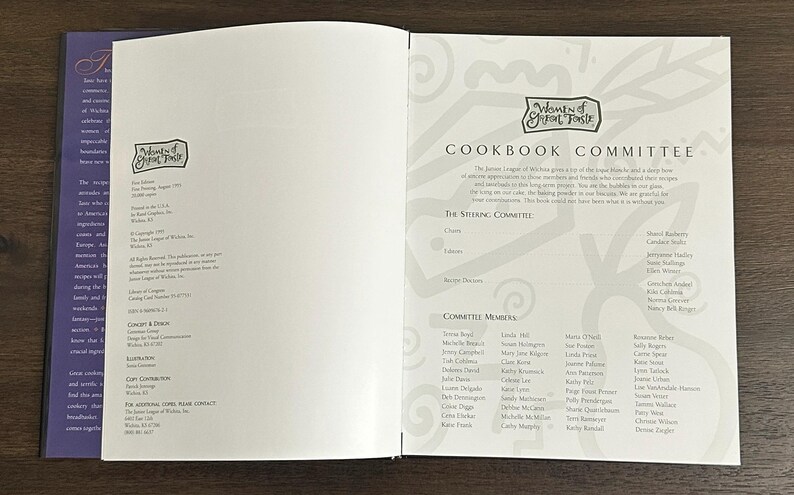 K&ouml;nnte beinhalten: Rustikales Holzschild mit dem Text "Welcome to our home" in wei&szlig;er Schrift. Das Schild hat eine Used-Optik und ein schlichtes, einladendes Design f&uuml;r den Eingangsbereich.