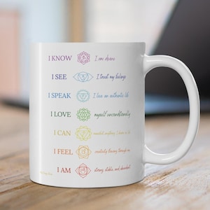 Caneca com Afirmações de Gráfico de Chakras, Presente de Cura Energética para Pessoa Mística, Presente para Mestre Praticante