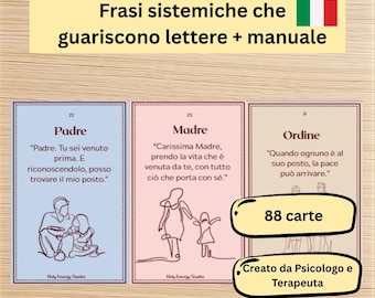 Può includere: Un set di 88 carte con testo in italiano, con illustrazioni e frasi. Le carte sono progettate con uno schema di colori azzurro, rosa e beige. Il testo sulle carte include frasi sulla famiglia e l'ordine, con le parole "Padre", "Madre" e "Ordine".