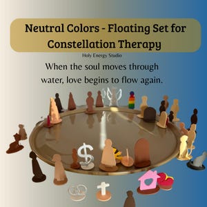 Puede incluir: Una colección de pequeñas figuras y símbolos de colores neutros dispuestos sobre una bandeja dorada. El conjunto incluye figuras con forma humana, un signo de dólar, una cruz y una casa con corazones. El texto de la imagen dice "Neutral Colors - Floating Set for Constellation Therapy."