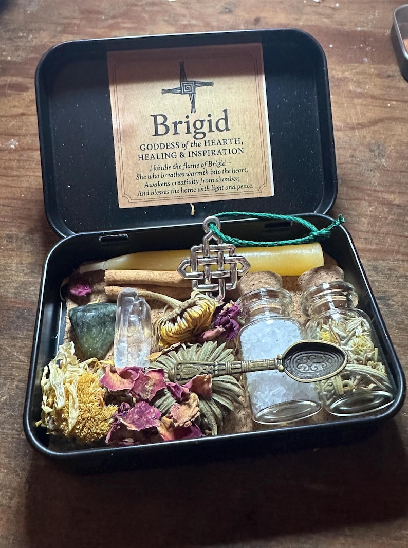 Lata de altar Brigid, set ritual, vela de cera de abejas y dije de nudo celta imagen 2