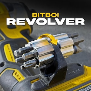 Może przedstawiać: Srebrna metalowa nasadka narzędziowa Bitboi Revolver zamontowana na żółto-czarnej wiertarce. Cylindryczny uchwyt zawiera wiele sześciokątnych i gwiaździstych końcówek wkrętakowych. Żółta zakrzywiona strzałka wskazuje kierunek obrotu.