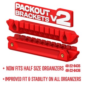 K&ouml;nnte beinhalten: Zwei rote Kunststoff-Packout Brackets V2 mit gekerbtem Design und messingfarbenen Gewindeeins&auml;tzen. Der Text lautet: PACKOUT BRACKETS V2, NOW FITS HALF SIZE ORGANIZERS 48-22-8435 48-22-8436 und IMPROVED FIT & STABILITY ON ALL ORGANIZERS.