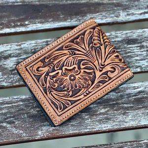 Cartera de piel de vaca estilo occidental Cartera de cuero personalizada Cartera de cuero plegable con herramientas Cartera de cuero hecha a mano con diseño floral para hombres y mujeres Accesorios occidentales