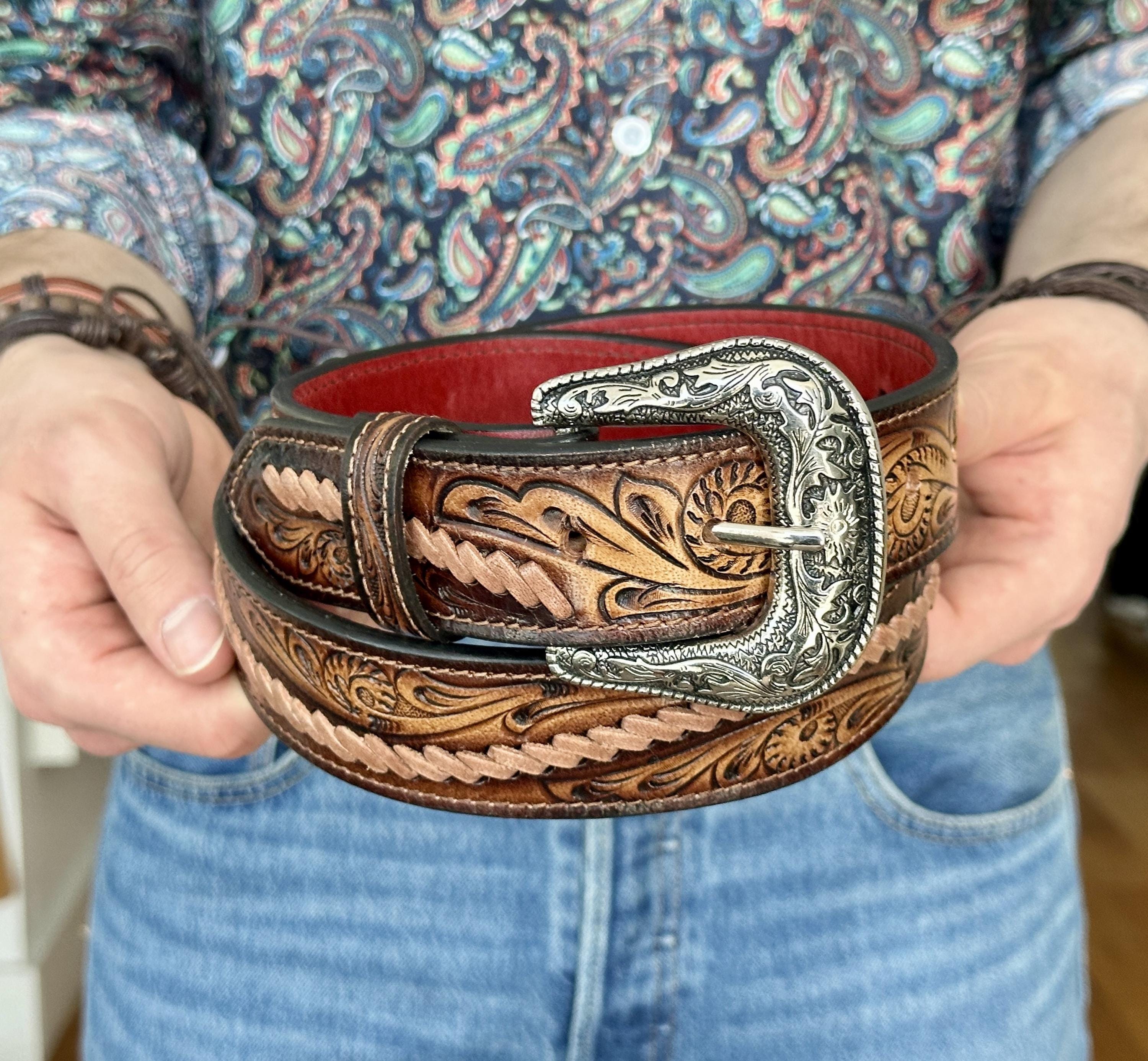 Cintura Western Da Uomo In Pelle PU Con Fibbia Longhorn, Larga E Incisa, Vestibilità Regolabile (Lunghezza 110cm)