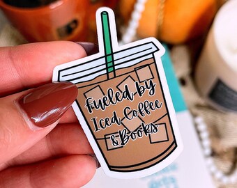 Leesachtige sticker | BookTok-sticker | Waterdichte vinylsticker | Cadeau voor boekenliefhebbers | Aangedreven door ijskoffie en boekensticker
