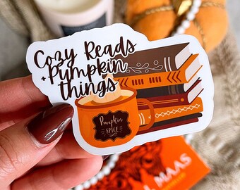 Leesachtige sticker | BookTok-sticker | Waterdichte vinylsticker | Cadeau voor boekenliefhebbers | Gezellig leest en pompoen dingen sticker | Herfststicker