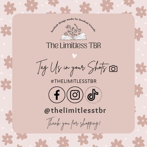 Op de afbeelding: Een roze grafiek met een boekillustratie en de tekst "The Limitless TBR" en "Tag Us in your Shots". De grafiek bevat ook sociale media-iconen voor Facebook, Instagram en TikTok, en de tekst "#THELIMITLESSTBR" en "@thelimitlesstbr". De grafiek is omgeven door een roze bloemenpatroon.