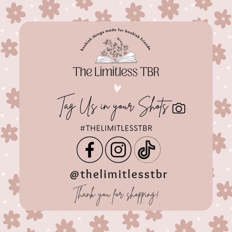 Op de afbeelding: Een roze grafiek met een boekillustratie en de tekst "The Limitless TBR" en "Tag Us in your Shots". De grafiek bevat ook sociale media-iconen voor Facebook, Instagram en TikTok, en de tekst "#THELIMITLESSTBR" en "@thelimitlesstbr". De grafiek is omgeven door een roze bloemenpatroon.