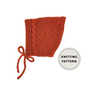 Op de afbeelding: Een gebreide baby muts in een roestoranje kleur met een kabelbreisel detail en een strik aan de achterkant. De muts is op een witte achtergrond met de tekst "Knitting Pattern" in een cirkel.