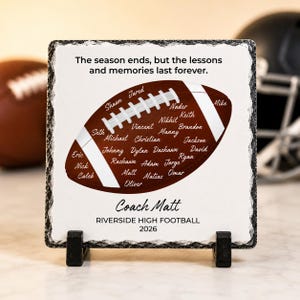 Puede incluir: Una placa de piedra cuadrada blanca con un borde oscuro rugoso, que presenta un gr&aacute;fico de bal&oacute;n de f&uacute;tbol americano marr&oacute;n impreso con numerosos nombres. El texto dice: The season ends, but the lessons and memories last forever. Coach Matt RIVERSIDE HIGH FOOTBALL 2026.