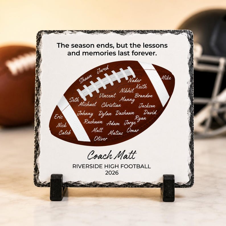 Puede incluir: Una placa de piedra cuadrada blanca con un borde oscuro rugoso, que presenta un gr&aacute;fico de bal&oacute;n de f&uacute;tbol americano marr&oacute;n impreso con numerosos nombres. El texto dice: The season ends, but the lessons and memories last forever. Coach Matt RIVERSIDE HIGH FOOTBALL 2026.