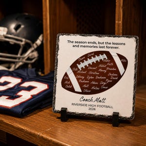 Puede incluir: Una placa de pizarra cuadrada con bordes irregulares que presenta un gr&aacute;fico de bal&oacute;n de f&uacute;tbol americano marr&oacute;n con muchos nombres. El texto dice: The season ends, but the lessons and memories last forever. Coach Matt, RIVERSIDE HIGH FOOTBALL, 2026.