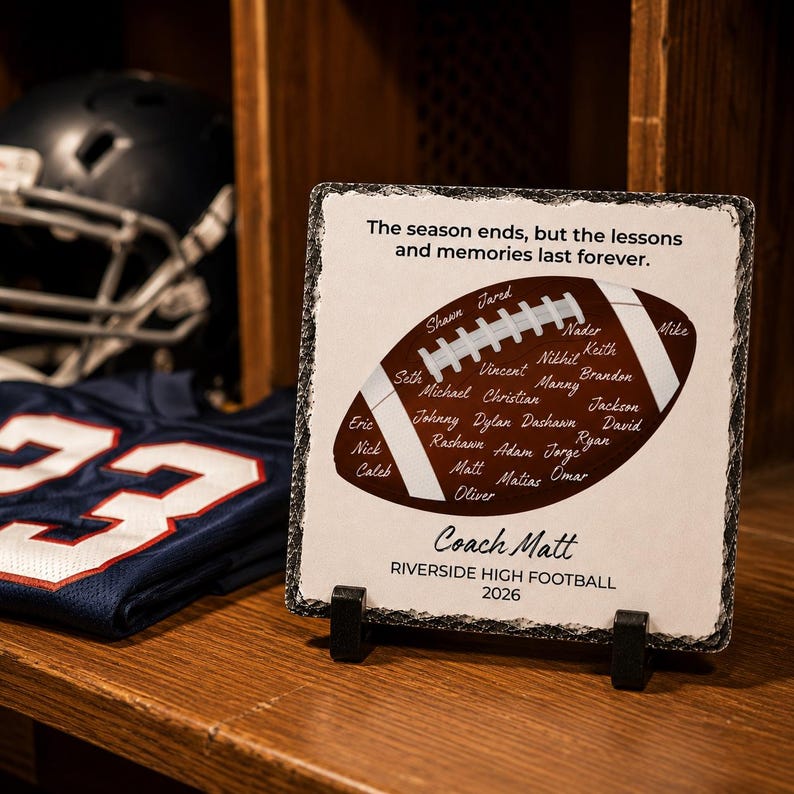 Puede incluir: Una placa de pizarra cuadrada con bordes irregulares que presenta un gr&aacute;fico de bal&oacute;n de f&uacute;tbol americano marr&oacute;n con muchos nombres. El texto dice: The season ends, but the lessons and memories last forever. Coach Matt, RIVERSIDE HIGH FOOTBALL, 2026.