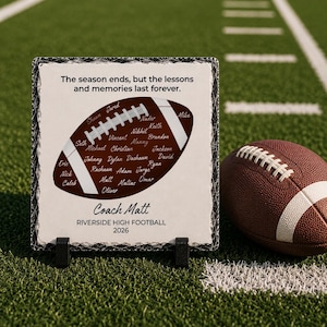 Puede incluir: Una placa de pizarra cuadrada con borde irregular que presenta un gr&aacute;fico de bal&oacute;n de f&uacute;tbol americano marr&oacute;n lleno de nombres, con el texto "The season ends, but the lessons and memories last forever.", "Coach Matt", "RIVERSIDE HIGH FOOTBALL" y "2026".