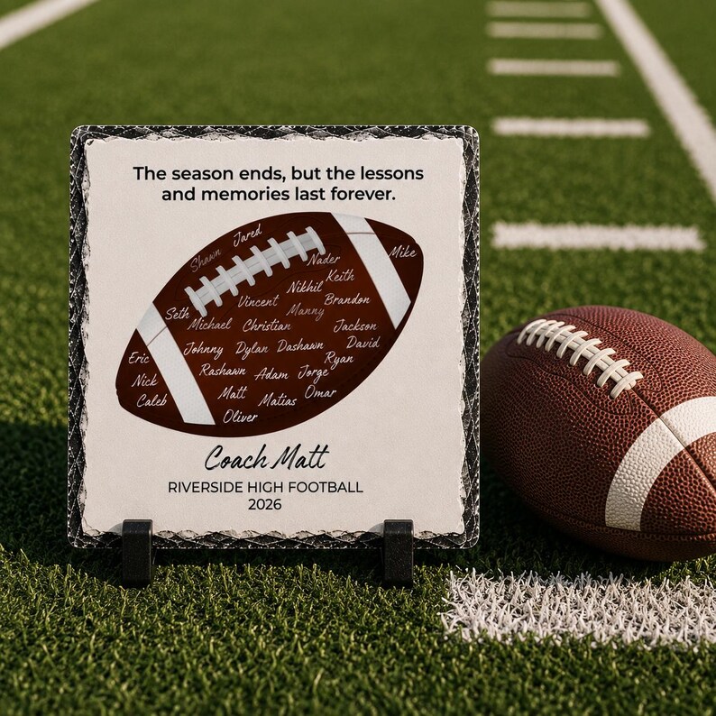 Puede incluir: Una placa de pizarra cuadrada con borde irregular que presenta un gr&aacute;fico de bal&oacute;n de f&uacute;tbol americano marr&oacute;n lleno de nombres, con el texto "The season ends, but the lessons and memories last forever.", "Coach Matt", "RIVERSIDE HIGH FOOTBALL" y "2026".