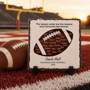 Puede incluir: Una placa de piedra cuadrada con borde oscuro y rugoso que presenta un gr&aacute;fico de bal&oacute;n de f&uacute;tbol marr&oacute;n lleno de nombres, el texto "The season ends, but the lessons and memories last forever.", "Coach Matt" y "RIVERSIDE HIGH FOOTBALL 2026".