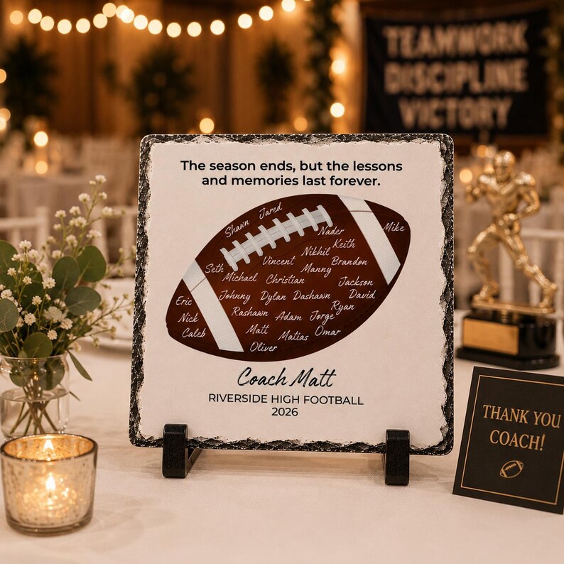 Puede incluir: Una placa de pizarra cuadrada con bordes irregulares que presenta un gr&aacute;fico de bal&oacute;n de f&uacute;tbol americano marr&oacute;n impreso con numerosos nombres. El texto dice: The season ends, but the lessons and memories last forever. Coach Matt, RIVERSIDE HIGH FOOTBALL 2026.