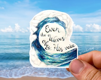 Puede incluir: Una pegatina de acuarela azul y blanca con un diseño de ola. La pegatina presenta el texto "Even the Waves obey His voice" con la referencia bíblica "Mateo 8:27".