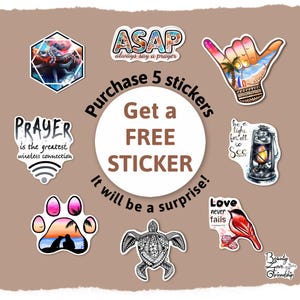 以下が含まれることがあります： カメ、足跡、手のジェスチャーなど、さまざまなデザインのカラフルなステッカーのコレクション。ステッカーにはインスピレーションを与える引用句と「Purchase 5 stickers, Get a FREE STICKER! It will be a surprise!」というテキストが書かれています。