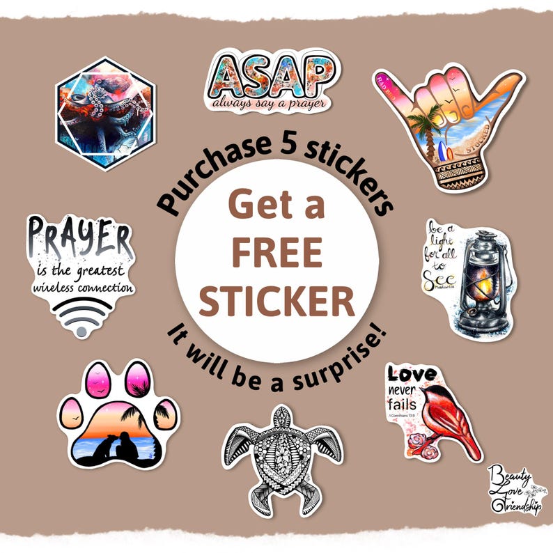 以下が含まれることがあります： カメ、足跡、手のジェスチャーなど、さまざまなデザインのカラフルなステッカーのコレクション。ステッカーにはインスピレーションを与える引用句と「Purchase 5 stickers, Get a FREE STICKER! It will be a surprise!」というテキストが書かれています。
