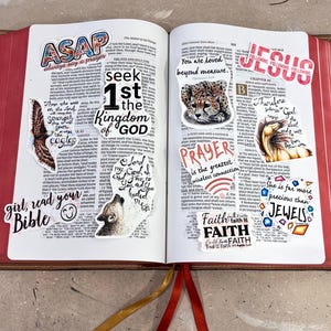 以下が含まれることがあります： 赤い縁と茶色の表紙が付いた開いた聖書で、宗教的なフレーズとイラストが描かれたステッカーが付いています。「ASAP」、「1st the Kingdom of God」、「Prayer」、「Jesus」という言葉が含まれています。
