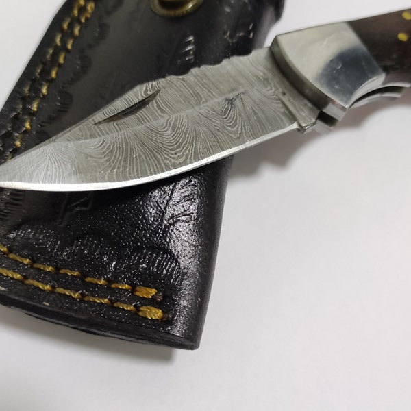 Folding pocket knife in Damascus Steel - Leather case - Wooden handle