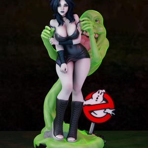 Könnte beinhalten: Eine Figur, die eine Frau in einem schwarzen Kleid und Stiefeln zeigt, mit einer grünen Geisterfigur dahinter. Das Ghostbusters-Logo ist sichtbar. Die Basis ist grün, mit dem Thema Ghostbusters.