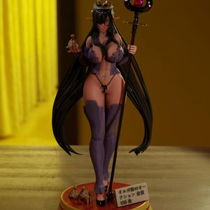Puede incluir: Figura detallada de un personaje femenino con largo cabello negro, vestida con un atuendo morado y sosteniendo un bastón. La figura se encuentra sobre una base redonda con texto japonés y un borde dorado. La figura tiene orejas de elfo y una corona.