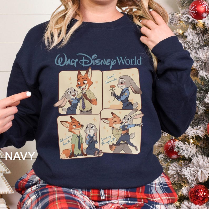 Pu&ograve; includere: Felpa blu navy con un design a quattro pannelli con personaggi di Zootropolis. Il pannello superiore recita "Walt Disney World". Ogni pannello mostra Nick Wilde e Judy Hopps in varie pose. La parola "NAVY" &egrave; stampata in basso a sinistra.