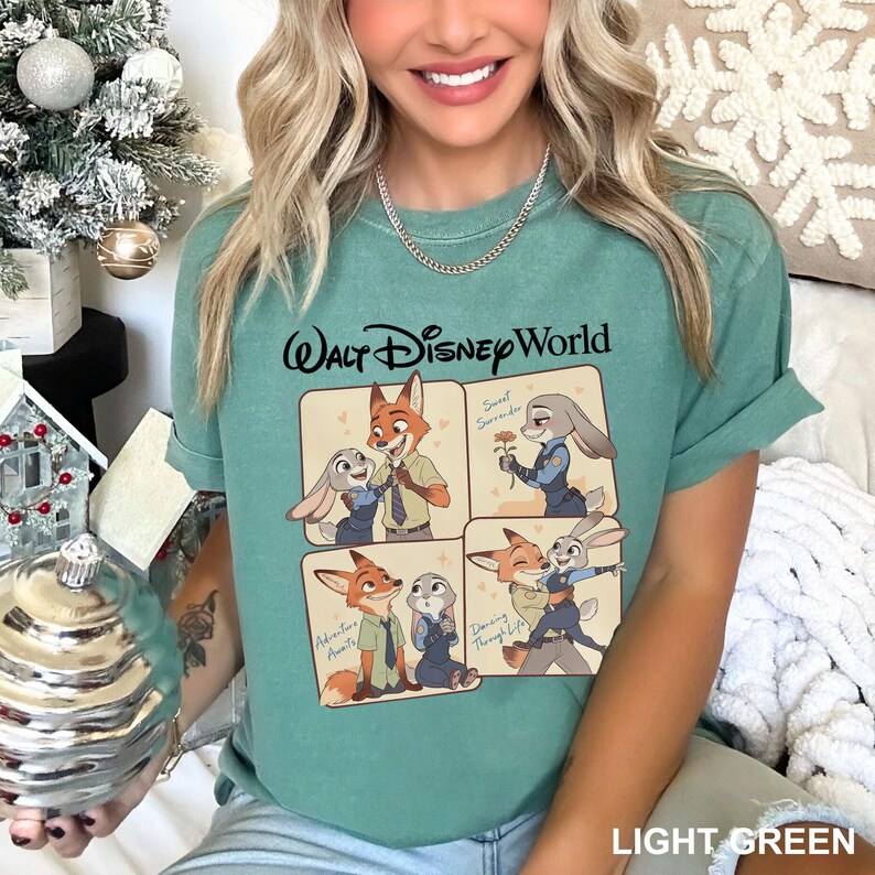 以下が含まれることがあります： 映画「ズートピア」のキャラクターのグラフィックと「ウォルト・ディズニー・ワールド」の文字が入ったライトグリーンのTシャツ。グラフィックには、キャラクターのさまざまなシーンが描かれた4つのパネルが含まれています。シャツはライトグリーンです。