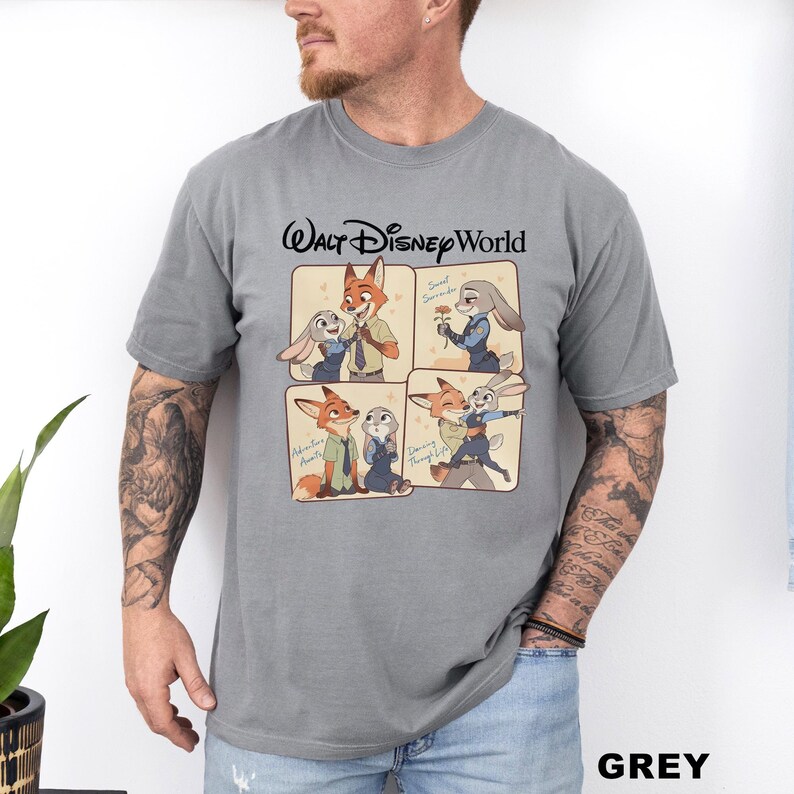 以下が含まれることがあります： 「ウォルト・ディズニー・ワールド」の文字が入った、4つのパネル漫画デザインのグレーのTシャツ。パネルには、さまざまなポーズをとるキツネとウサギが描かれています。「GREY」の文字が右下に印刷されています。