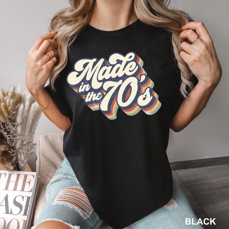 Puede incluir: Camiseta negra con un gr&aacute;fico de estilo retro que dice "Made in the 70's" en colores arco&iacute;ris.