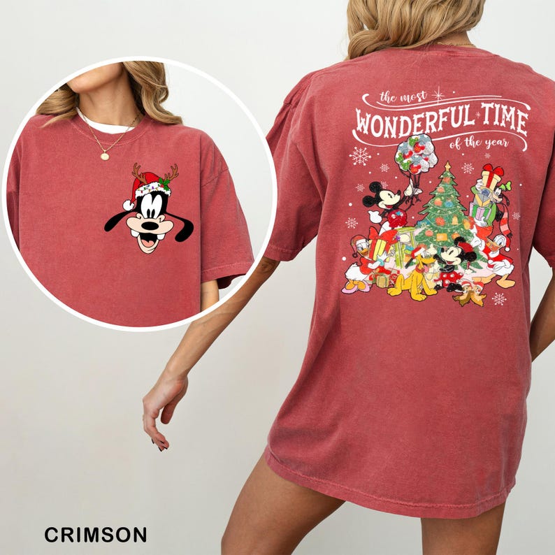 Puede incluir: Camiseta roja con un dise&ntilde;o navide&ntilde;o con Mickey Mouse y otros personajes de Disney. El texto de la camiseta dice "the most WONDERFUL TIME of the year".