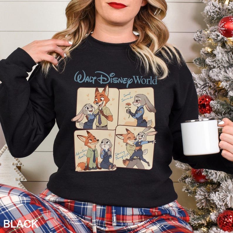 Pu&ograve; includere: Felpa nera con un design a fumetto a quattro pannelli con personaggi di Zootopia. Il pannello superiore ha la scritta "Walt Disney World". La parola "BLACK" &egrave; nell'angolo in basso a sinistra.