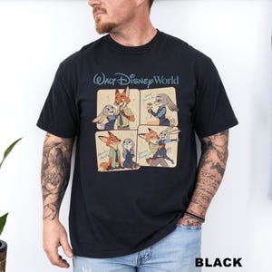 以下が含まれることがあります： 黒いTシャツ。ズートピアのキャラクターの4つのパネルグラフィックが特徴で、パネルの上には「Walt Disney World」の文字があります。パネルには、ニック・ワイルドとジュディ・ホップスの様々なポーズが描かれています。「BLACK」の文字が下部に印刷されています。