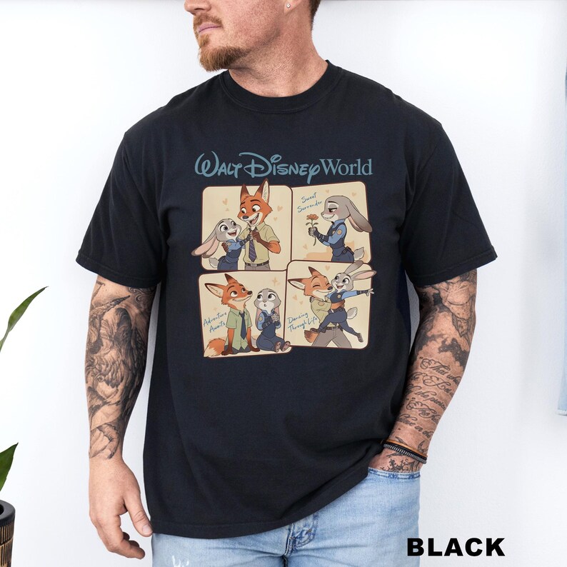 以下が含まれることがあります： 黒いTシャツ。ズートピアのキャラクターの4つのパネルグラフィックが特徴で、パネルの上には「Walt Disney World」の文字があります。パネルには、ニック・ワイルドとジュディ・ホップスの様々なポーズが描かれています。「BLACK」の文字が下部に印刷されています。
