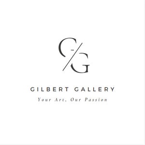 Może przedstawiać: Czarno-białe logo galerii Gilbert Gallery, z literami G i G zachodzącymi na siebie i przekreślonymi ukośną linią. Tekst poniżej brzmi "Gilbert Gallery, Your Art, Our Passion."