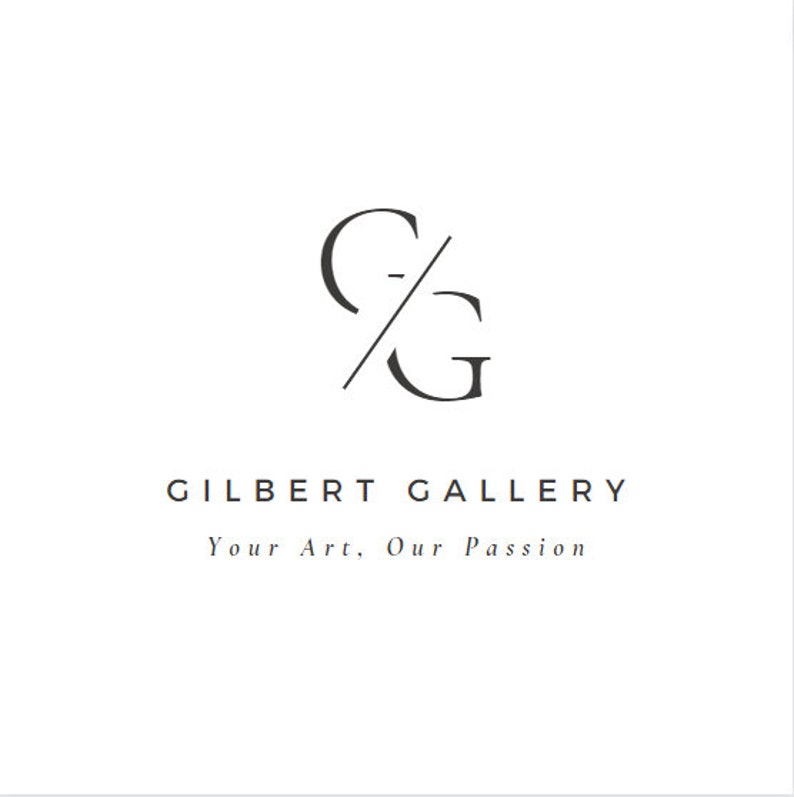 Może przedstawiać: Czarno-białe logo galerii Gilbert Gallery, z literami G i G zachodzącymi na siebie i przekreślonymi ukośną linią. Tekst poniżej brzmi "Gilbert Gallery, Your Art, Our Passion."