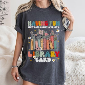Comfort Colors® Book Lover Shirt, Plezier hebben is niet moeilijk Bibliotheekkaart, Grappig Boekenwurm Cadeau, Bibliothecaris cadeau, Bibliothecaris Shirt, Boekenliefhebber Shirt
