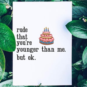 Snarky Birthday Card - Maleducato che sei più giovane di me ma ok - Biglietto di compleanno esilarante - Biglietto di compleanno divertente per lei - Per lui