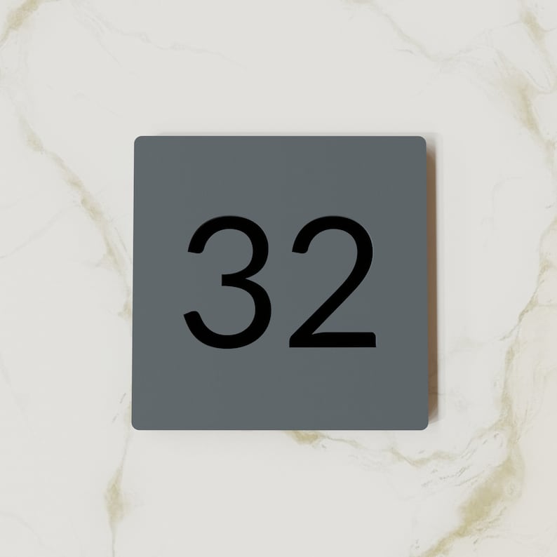 Anthrazitgraue Ziffernplakette. Prüfungsraum Nummern. Türnummernschild. Wohnungsnummer. Hotelzimmer Nummern. Bild 2
