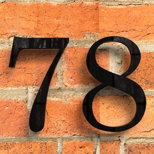 以下が含まれることがあります： レンガの壁に黒い家の番号78