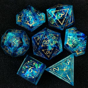 Juego de dados celestiales, dados de resina holográficos azules de borde afilado para D&D con runas doradas, dados poliédricos para juegos de rol.